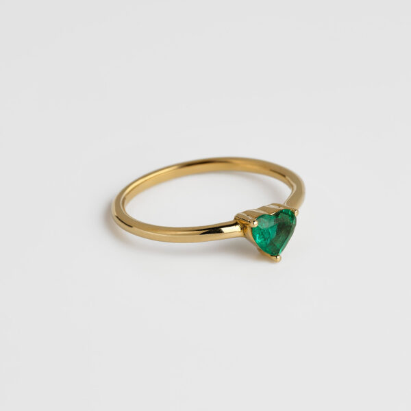 Anillo diseño esmeralda corazón