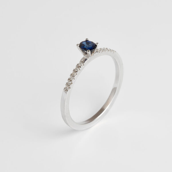 anillo de compromiso con Zafiro Azul y Diamantes Naturales