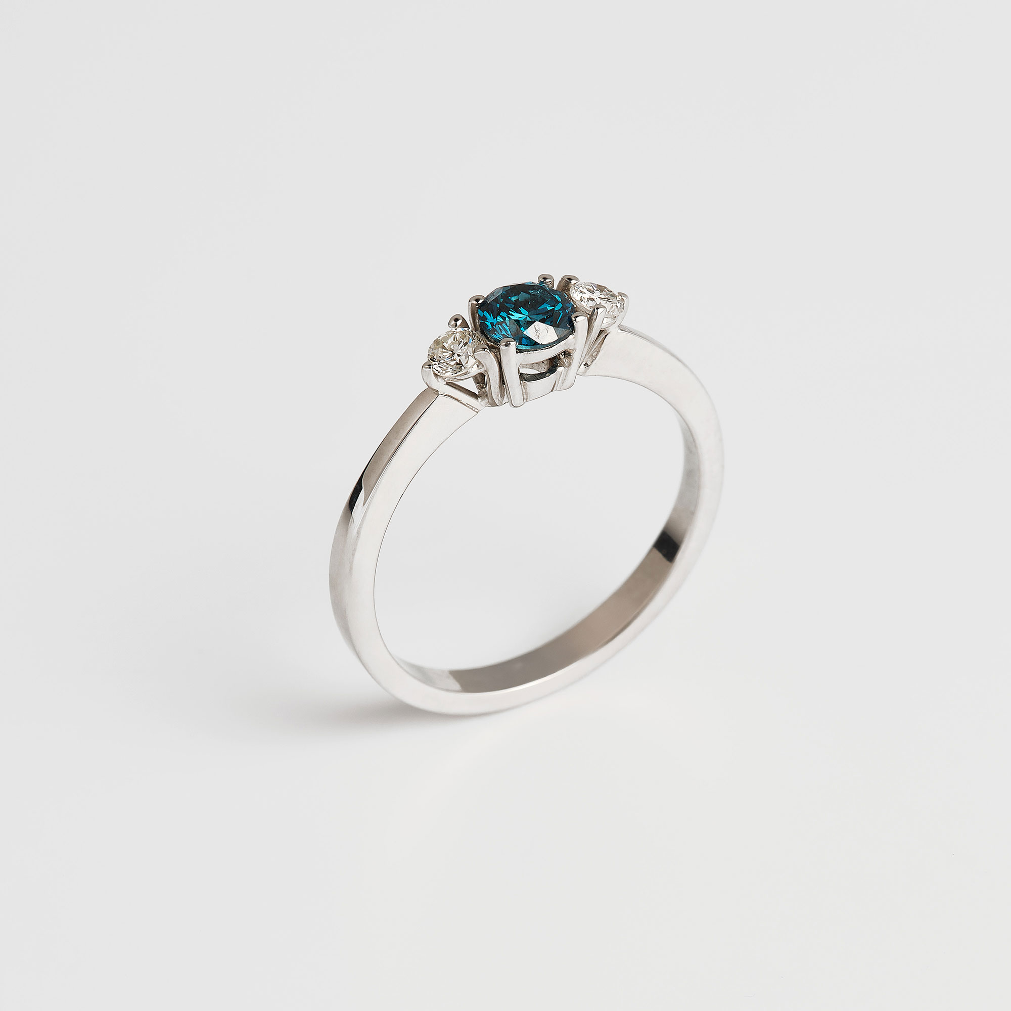 Anillo diseño diamante azul