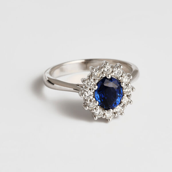 anillo de compromiso con zafiro azul